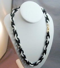Vintage Crown Trifari Plastic Lucite Black & White Chain Link Necklace 23 5/8″