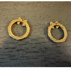 Vintage Gold Tone Christmas Wreath Bow Stud Earrings Festive Holiday Jewelry