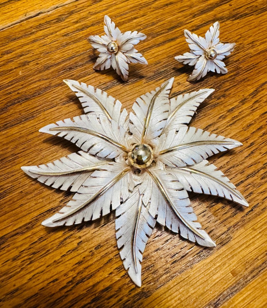 Vintage Signed Lisa Jewels Co. White Enamel Leaf Brooch & Clip Earrings Set Gold