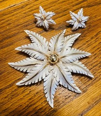 Vintage Signed Lisa Jewels Co. White Enamel Leaf Brooch & Clip Earrings Set Gold