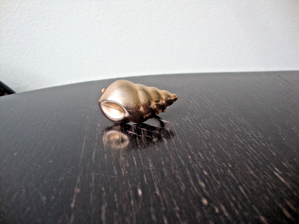 VTG 1970s SCALLOPED CONCH SHELL GOLD TONE HINGED W/SAFETY CATCH DRESS/SCARF CLIP