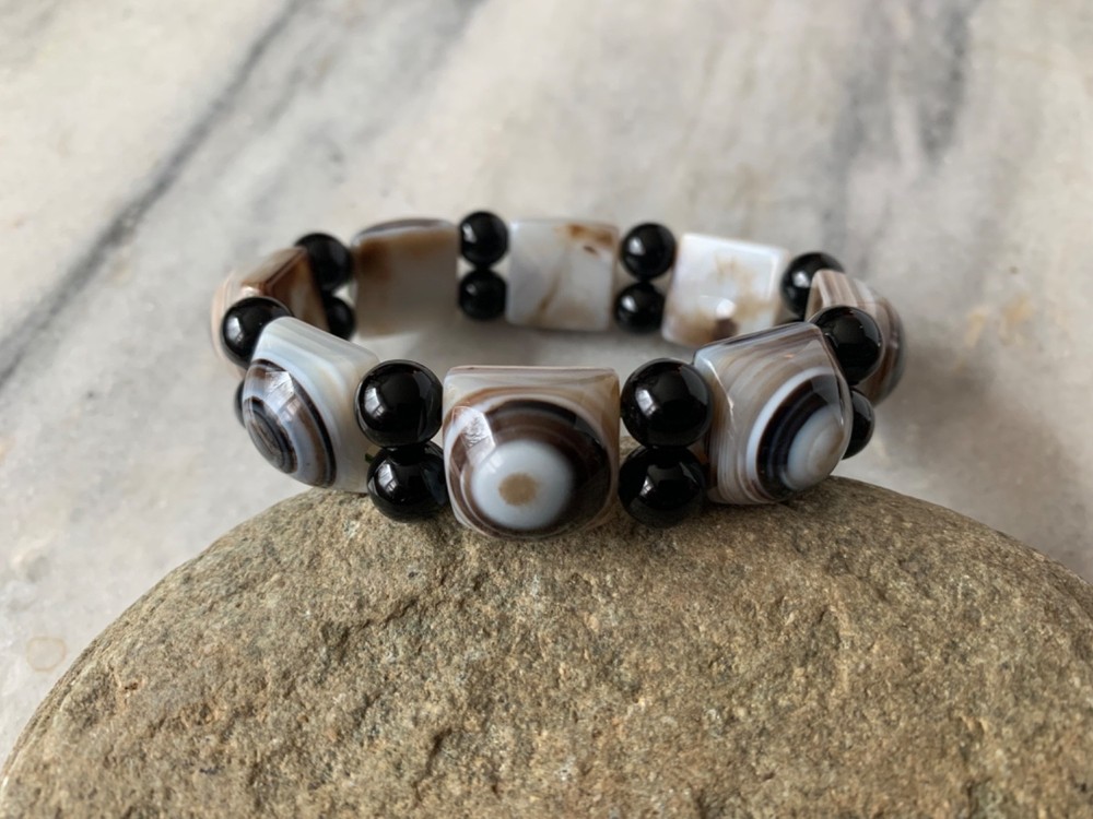 Sardonyx Eye Hexagon and Black Onyx beads 0.75”W, 2.25″ Bracelet 47