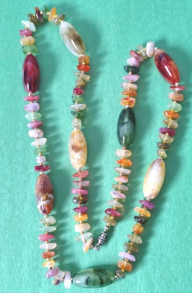 Vintage COLORFUL SWIRLED Acrylic Beaded Necklace W/Gold Tone Beads