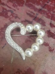 BROOCH heart imitation pearl with clear stones silver tone metal. JL