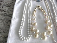 LOT OF 17 PIECES OF VINTAGE COSTUME JEWELRY NECKLACES & BRACELETS ALL WEARABLE
