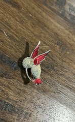Vintage GERRY’S Textured Gold Tone Red Enamel Small HUMMINGBIRD Brooch