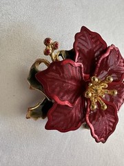 VINTAGE KC KENNETH COLE RED MESH POINSETTIA GREEN ENAMEL PIN BROOCH W3
