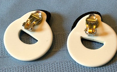 Funky Vintage Unbranded Black & White Plastic Triangles & Circles Clip Earrings