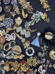 Lot Of 140 Brooches Pins – Many Signed – Silver Gold Tone Wholesale Resell J108a