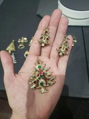 14 pc lot vtg jewelry Brooches pins earrings Christmas Trees wreath rhinestones