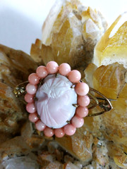 ART DECO 10K GOLD ANGEL SKIN CORAL HAND CAMEO PIN BROOCH BEAUTY