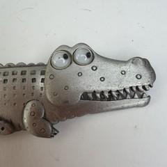 JJ Jonette Jewelry vintage pewter articulated alligator with bird pin-2.5in