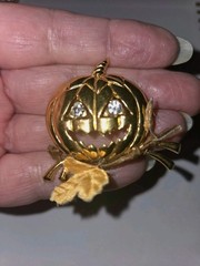 Vintage Avon Fall 1993 Golden Pumpkin Brooch Halloween Rhinestone Eyes Autumn