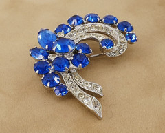 ViNTAGE EiSENBERG ICE SAPPHiRE BLUE & CLEAR RHiNESTONE SiLVER TONE PiN BROOCH