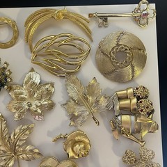 Lot Of 23 Vintage Gold Tone Brooches 18 Signed 5 Unsigned