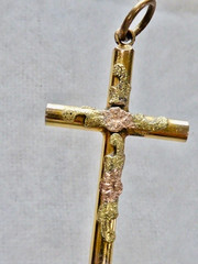 VINTAGE 40’S GOLD FILLED WITH APPLIES GF NUGGETS ON THE FRONT CROSS 1 1/8″
