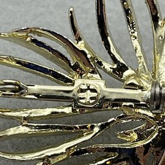 Large Vintage Unbranded Gold Tone Metal Pin Brooch Wispy Leaf Fronds