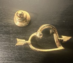 VTG AVON PIN HEART AND ARROW DESIGN GOLD TONE METAL PUSH-ON BACK K 8012
