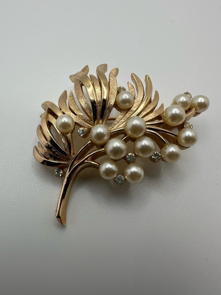 Vintage Crown Trifari Pearl Gold Floral Brooch 4.5cm JB21