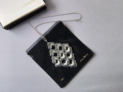 Vtg 1974 SARAH COVENTRY ‘Lotus Blossom’ Silvertone Pendant Necklace IOB 20″Chain