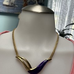 VINTAGE PARKLANE GOLD TONE & PURPLE LUCITE SWIRL & WIDE BRAIDED CHAIN NECKLACE
