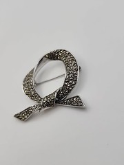 Vintage Pave Markasite Rhinestone Silver Tone Bow Tie Loop Q Retro Brooch Pin