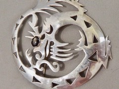 VINTAGE HAND MADE HAMMERED STERLING SILVER WITH NATURAL BLACK STAR SAPPHIRE PIN