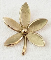 Vintage 1955-1969 CROWN TRIFARI Flower Brushed Gold Tone Brooch Pin, Signed