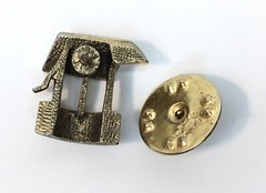 Vintage Wishing Well Gold Tone Textured Lapel Pin