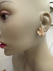 VINTAGE GOLD TONE PAVE CRYSTAL TEXTURED MAPLE LEAF BROOCH EARRINGS SET SIGNED