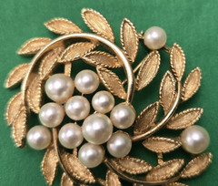 Vintage Signed Lisner Gold Tone Leaves Faux Pearl Brooch Pin 1 3/4″