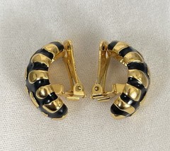 Vtg Signed Graziano Raised Gold Tone Design & Black Enamel Clip On Earrings 1”