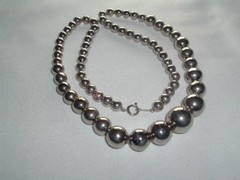 VINTAGE SILVER PLATED METAL BEAD CHAIN STRUNG NECKLACE 24″