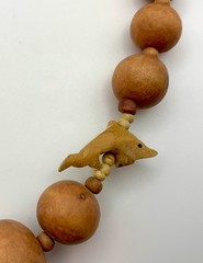 Chunky Graduated Wood Bead Necklace Whale Dolphin Sea Animal Carved 1970-80s Vtg
