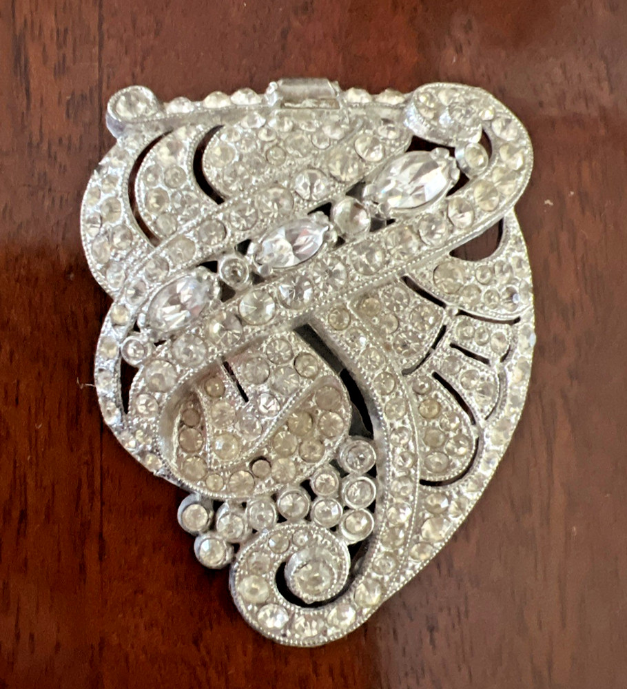 VINTAGE ART DECO 1930’s 40’s RHINESTONE FUR CLIP 2″ long x 1 1/2″ wide