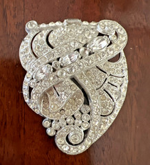 VINTAGE ART DECO 1930’s 40’s RHINESTONE FUR CLIP 2″ long x 1 1/2″ wide