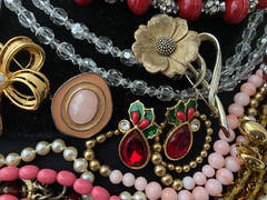 LARGE LOT ESTATE VINTAGE & NOW JEWELRY ALL WEARABLE MANY SIGNED OVER 40 PCS