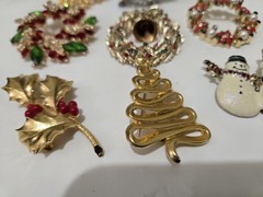 Lot Of 10 Christmas Brooches Christmas Trees Wreaths Snowmen Holly Pin Brooch