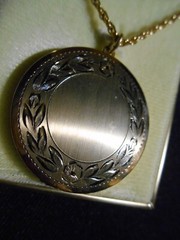 Vintage LeStage 1/20 12kGF Photo Locket Pendant Etched Wreath 20″Chain & Box