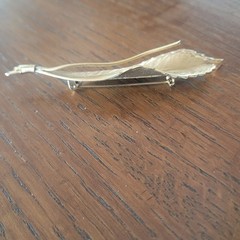 Vintage Gold-Tone Leaf Brooch Pin With Textured Details & Secure Clasp