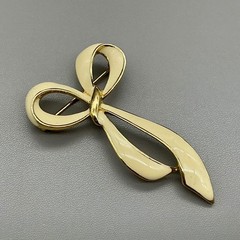 Vintage Brooch Women Cream Gold Tone Enamel Bow Ribbon Pin Jewelry 2.5 Inches