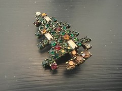 Weiss Rhinestone Christmas Tree Brooch Vintage Holiday Pin
