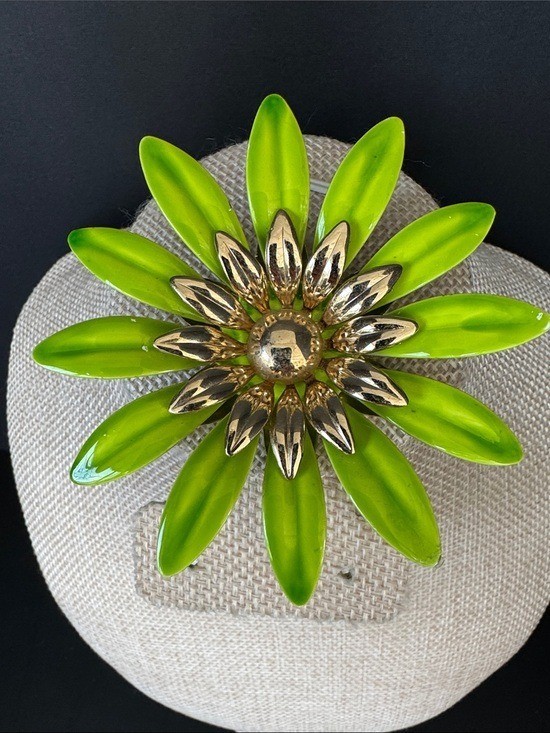 VTG 1968 Sarah Coventry “Fashion Petals” Enamel Flower Brooch Lime Green