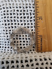 VINTAGE EMMONS BROOCH SILVER TONE PIN 1.50″ CHRISTMAS WREATH ENAMEL HOLIDAY J7