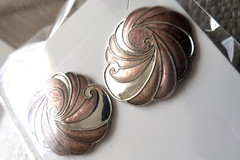 Vintage Sea Gems Textured Mauve & Bronze Enamel Silver Tone Swirl Earrings 1.25″