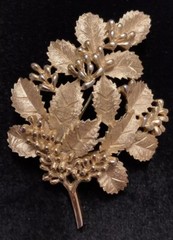 VTG Crown Trifari Gold Tone Leaves & Berries Brooch Pin (1955 to 1969) Signed