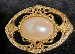 Vintage Off White Faux Pearl Gold Tone Metal Brooch Vintage