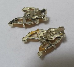Vtg Creamy Beige Leaves Moonglow Thermoset Lucite Gold Tone Clip Earrings