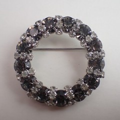Vtg Weiss Clear & Smoky Gray Rhinestone Silver Plated Circle Round Wreath Pin