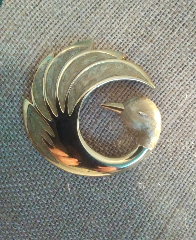 Vintage Gold Tone Creamy Beige Swirl Enamel Swan Brooch. M3019